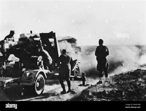 ww2 allemand canon anti aérien en action contre la marsa el brega près de réservoirs photo