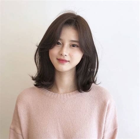 The ideal hair length for a round face is a short hairstyle because a short hairstyle makes an impression that your face and neck are long. Korean Short Haircuts for Round Faces - 15+