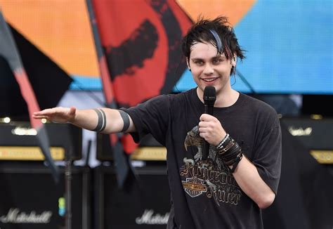 5sos Guitarist Michael Cliffords Eyebrow Piercing Is The Only Constant