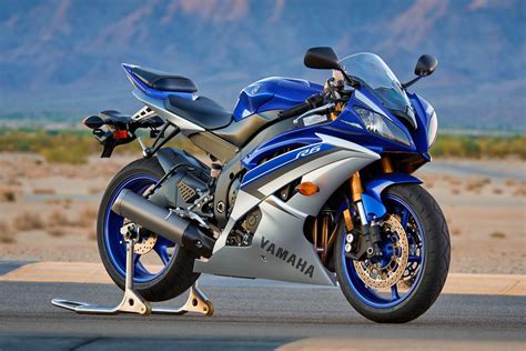 The redesigned aluminum fuel tank pulls the rider 'into' the bike more than the previous models, and this allows for easy tucking and a more 'intimate' fit. 最年長600跑車。 YAMAHA R6 2016依然不變! | SUPERMOTO8