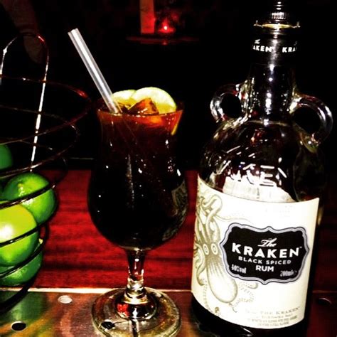 ©2020 kraken rum co., jersey city, nj. Cocktail 'Cuba Libre' met bruine rum 'Kraken' verse limoen ...