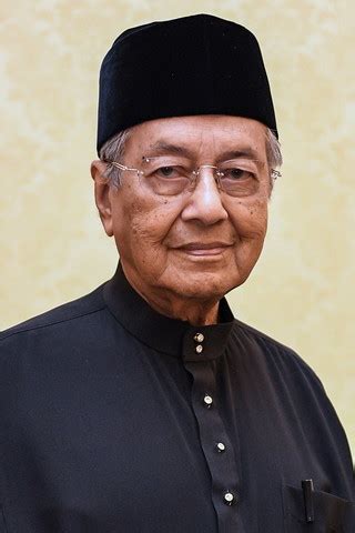 Mantan perdana menteri malaysia mahathir mohamad mendengarkan mantan wakil perdana menteri malaysia muhyiddin yassin dalam konferensi pers menyusul deregistrasi sementara parti pribumi bersatu malaysia (ppbm) di petaling jaya, dekat kuala lumpur, malaysia 5 april 2018. Tiga lagi menteri lantikan senator akan dilantik - Dr ...