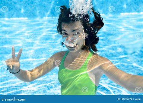 jeux de jeune fille dans une piscine photo stock image du jeune hot sex picture