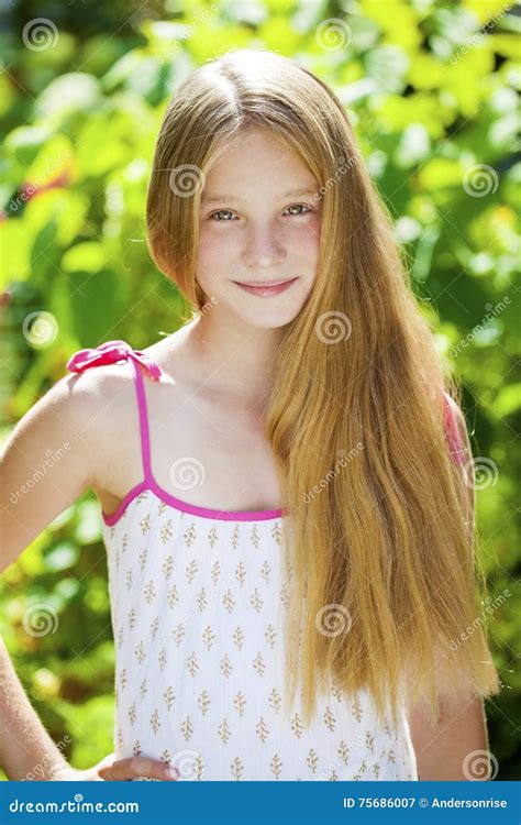 Portrait Dune Belle Jeune Petite Fille Blonde Image Stock Image Du