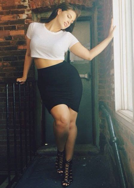Meet The 15 Fiercest Curve Fashionistas In The Game Plus Size Posing Photography Poses Women