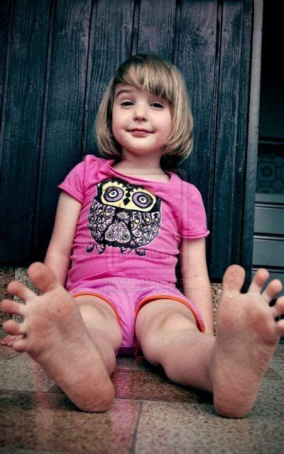 Little Feet By Lekikwi On Deviantart Menininhas Fofinhas Crianças Fofas Meninas