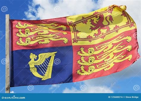 royal standard 9 metre bunting 30 flags flag royalty monarchy queen elizabeth collectable flags
