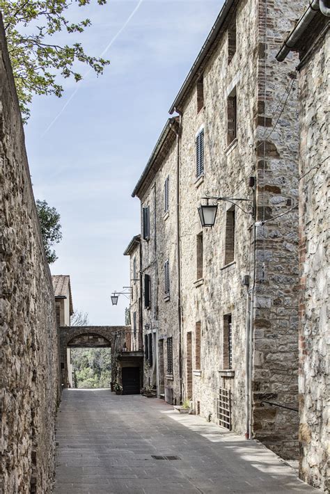 Photo 2 Of 10 In An Old Stone Building In Tuscany Becomes A Modern