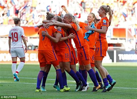 holland celebrate women s euro glory with 10 000 fans daily mail online