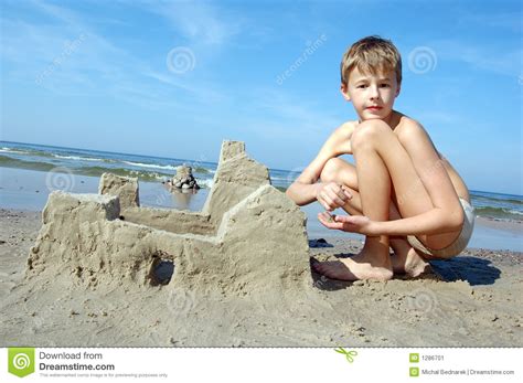 Ragazzo Che Gioca Sulla Spiaggia Immagine Stock Immagine Di Spazio Divertimento