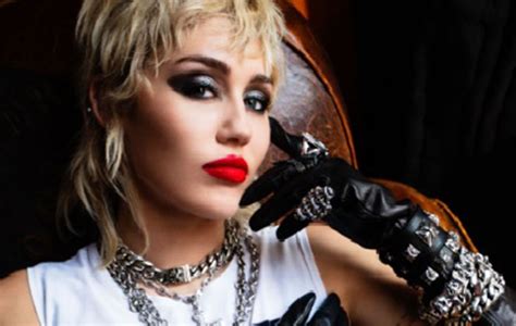 Miley Cyrus Lança álbum Plastic Hearts Ofuxico