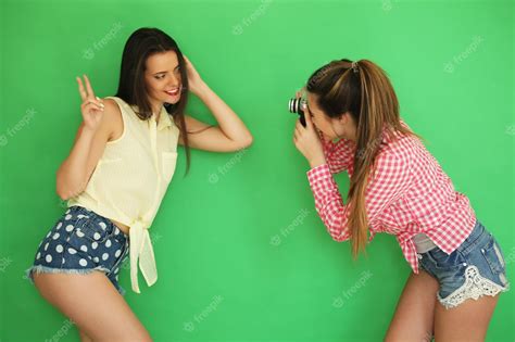 Premium Photo Lifestyle Portrait Of Beautiful Best Friends Hipster Girls Standing Together