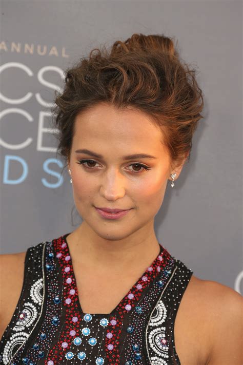 Critics Choice Awards The Best Skin Hair And Makeup Looks On The Red Carpet Alicia