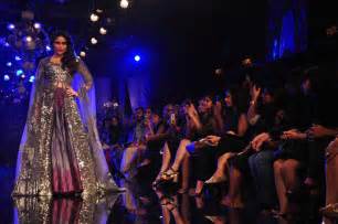 Lakme Fashion Week Finale Kareena Kapoor Khan Sizzles In Manish Malhotra Creation Photos