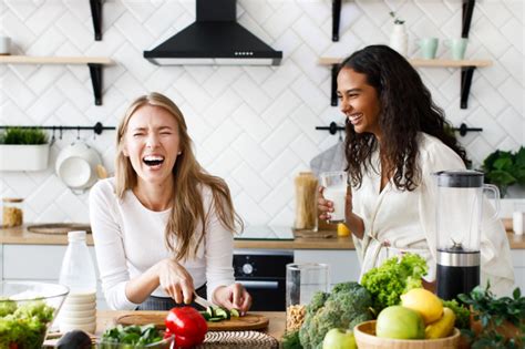 Twee Mooie Jonge Vrouwen Maken Een Gezond Ontbijt En Lachen Oprecht Bij
