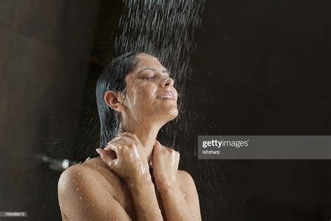 Femme Dans La Douche Photo Getty Images