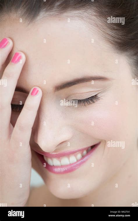 Mujer Sonriente Con La Mano Sobre El Rostro Fotografía De Stock Alamy