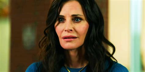 Scream Bts Photo Reveals First Look At Courteney Coxs Return As Gale