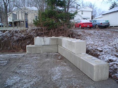 Allan block has all the products, colors, ideas and resources you need to design and build retaining walls for homeowners, contractors, designers and engineers. Retaining Walls