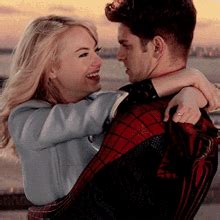 Spiderman Gwen Stacy Gif Spiderman Gwen Stacy In Love Discover