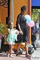 Halle Berry paseando por Los Angeles con su hija Nahla Aubry - Foto en ...