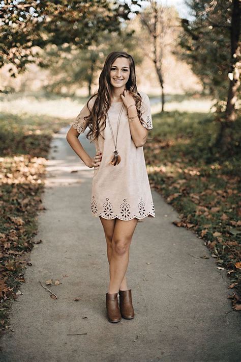 How To Choose Outfits For Your Senior Portrait Session Naturally