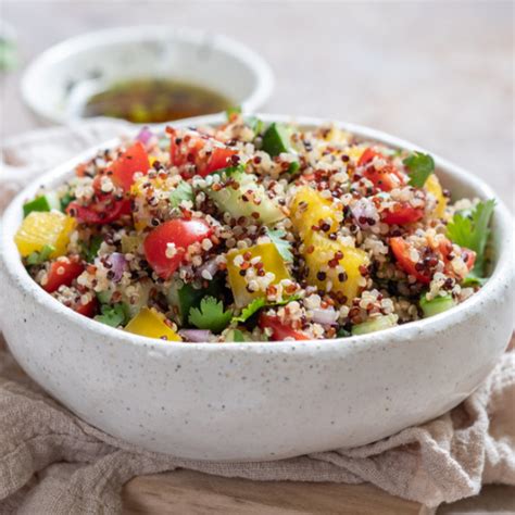 Plain quinoa makes a nearly perfect substitute for couscous. Recette Couscous végétarien au quinoa