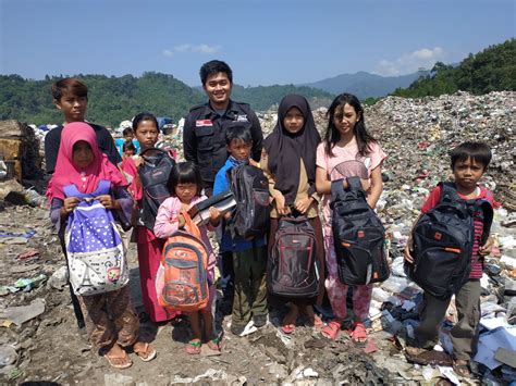 Untuk makluman, garis panduan bantuan awal persekolahan (bap) kepada murid di sekolah kerajaan dan sekolah bantuan kerajaan tahun 2019 adalah masih diguna pakai untuk pelaksanaan. ACT Lampung Salurkan Bantuan Perlengkapan Sekolah - Suluh.co