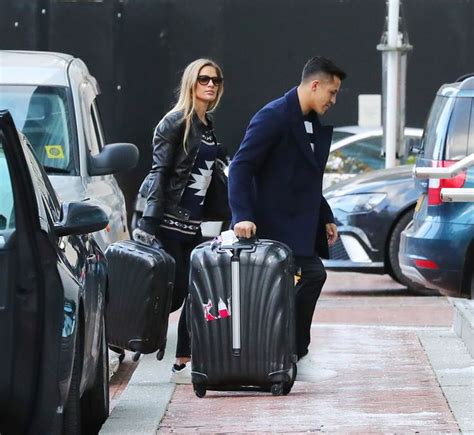 Re United Alexis Sanchezs Girlfriend Mayte Rodriguez Arrives In