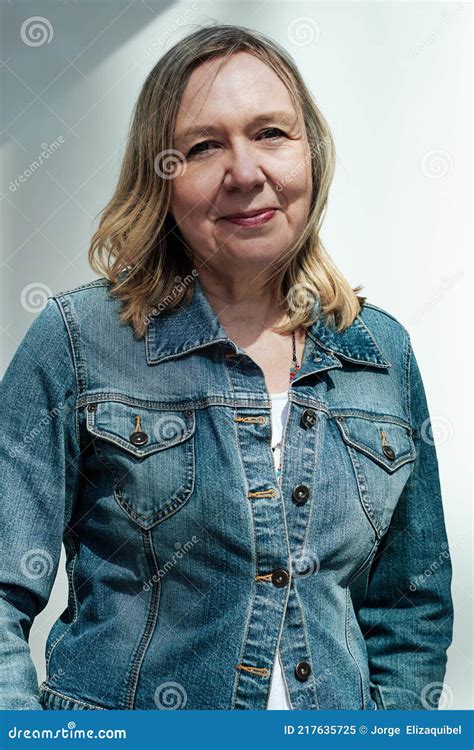 Femme Blonde Mature Posant Avec Fond Bleu Blanc Image Stock Image Du