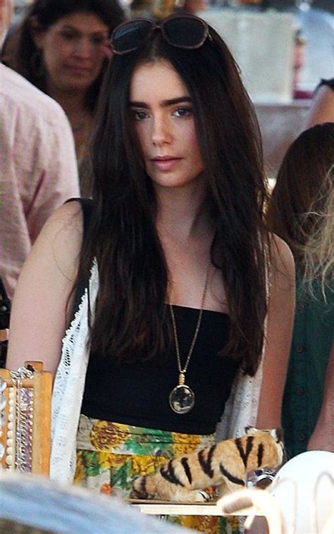 Lily Collins Dark Long Hair Is A Good Look For Her Cabello Y