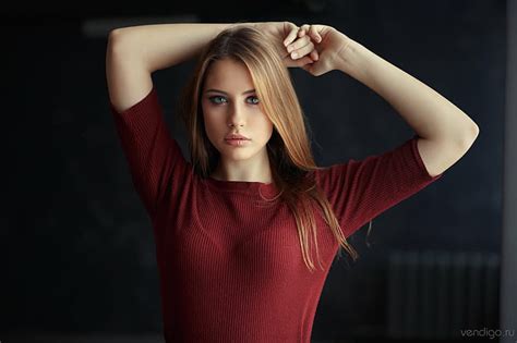 여자들 초상화 모델 갈색 머리의 파란 눈 팔을 위로 빨간 립스틱 빨간 셔츠 Evgeniy Bulatov Hd 데스크탑 벽지 Wallpaperbetter