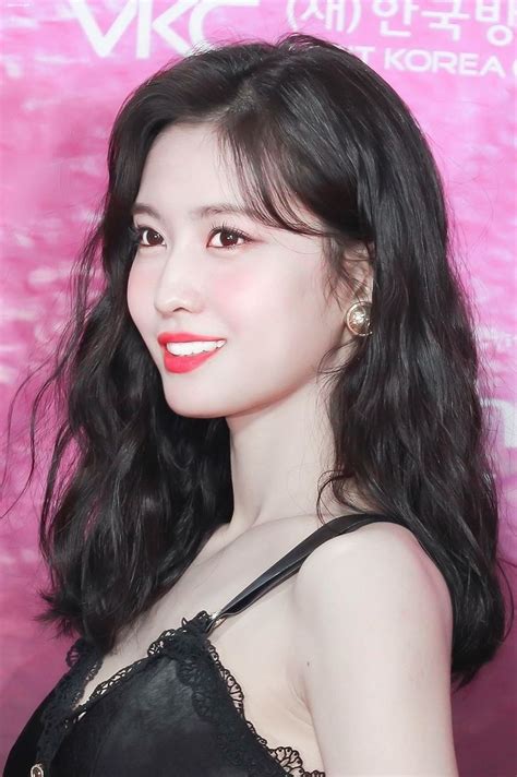 Pin By ᴍɪɴᴀᴛᴏᴢᴀᴋɪ ᴍᴀʀɪɴᴀ On Momo • Twice In 2020 Seoul Music Awards Kpop Girls Kpop Girl