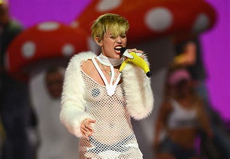 Miley Cyrus Canta Com Seios Mostra Adesivo Nos Mamilos E Microfone Banana Ofuxico