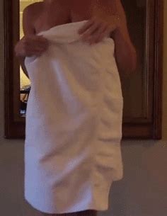 Dropping Her Towel Porn Pic