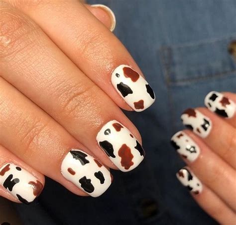 Najmodniejsze wzory na paznokciach czarno białe cow print nails nosi Kendall Jenner Viva pl