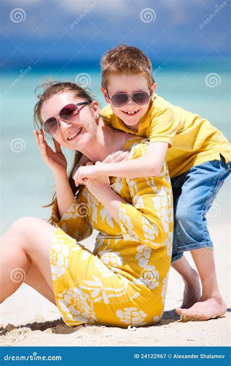 Madre E Hijo En La Playa Fotografía De Archivo Libre De Regalías