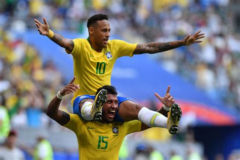Se statistik (matcher, mål, kort / ligamatcher, cupmatcher, landskamper) och transferhistoria. Der Traum vom sechsten Titel lebt: Neymar grätscht ...