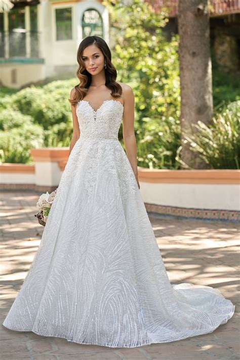 T212011 Beautiful Embroidered Lace Strapless Wedding Dress With