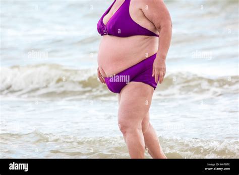 Fat Lady On Beach Fotos Und Bildmaterial In Hoher Auflösung Alamy