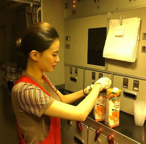 So it depends on the airline. 【South Korea】 Asiana Airlines cabin crew / アシアナ航空 客室乗務員 ...