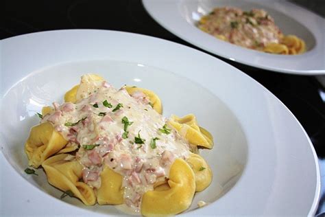Maybe you would like to learn more about one of these? Tortellini mit Schinken - Schimmelkäse - Sahne - Soße von ...