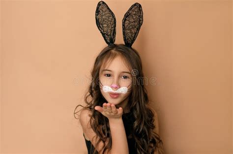Una Hermosa Y Linda Modelo De Chica Vestida Como Conejita De Pascua