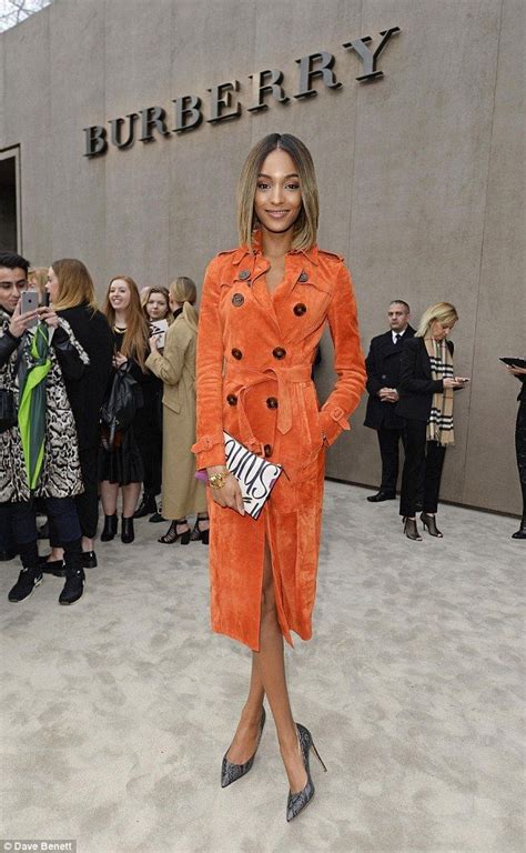 Jourdan Dunn Rocks An Orange Trench To The Burberry Lc M Show Jourdan Dunn Fashion Burberry