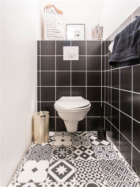 Le simple carrelage en carreaux blancs est idéal pour décorer les toilettes (source : Des WC à la déco originale en cinq inspirations