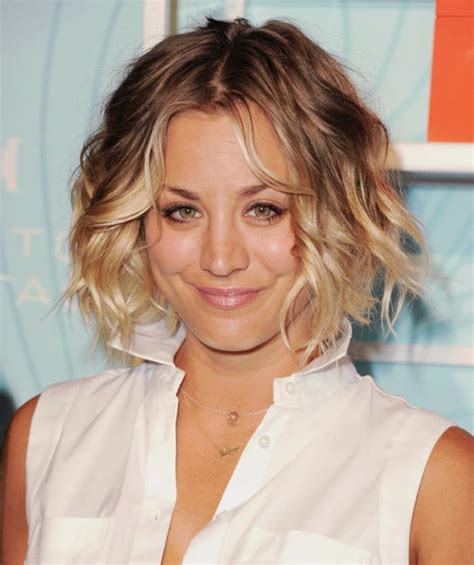 Pour obtenir le même style, inutile que vos boucles soient parfaitement définies. Soyez belles avec la coupe carré plongeant