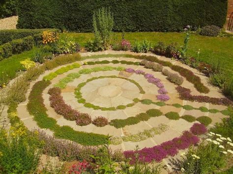 30 Unique Garden Labyrinth Design That You Never Seen Before With