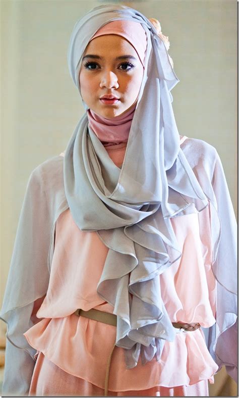 Namun ternyata, kebaya sendiri bukanlah busana asli indonesia. Tren Baju Muslim Masa Kini | Busana Muslim