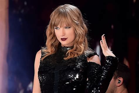 Taylor Swift Signs New Record Deal With Universal