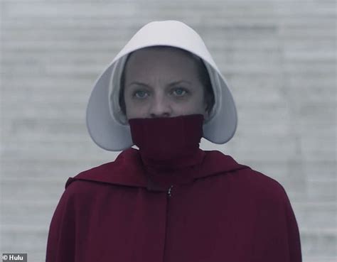 Elisabeth Moss Poses In A Handmaids Tale Mask Express Digest